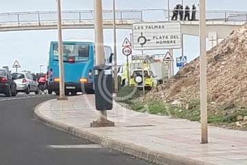 Caída de cascotes del puente elevado sobre el vial costero que está próximo al acceso a Playa del Hombre/TA.